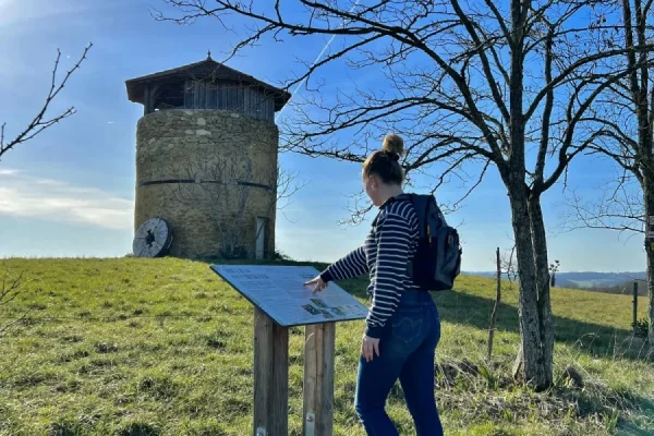 randonneuse sur PR en train de lire un panneau